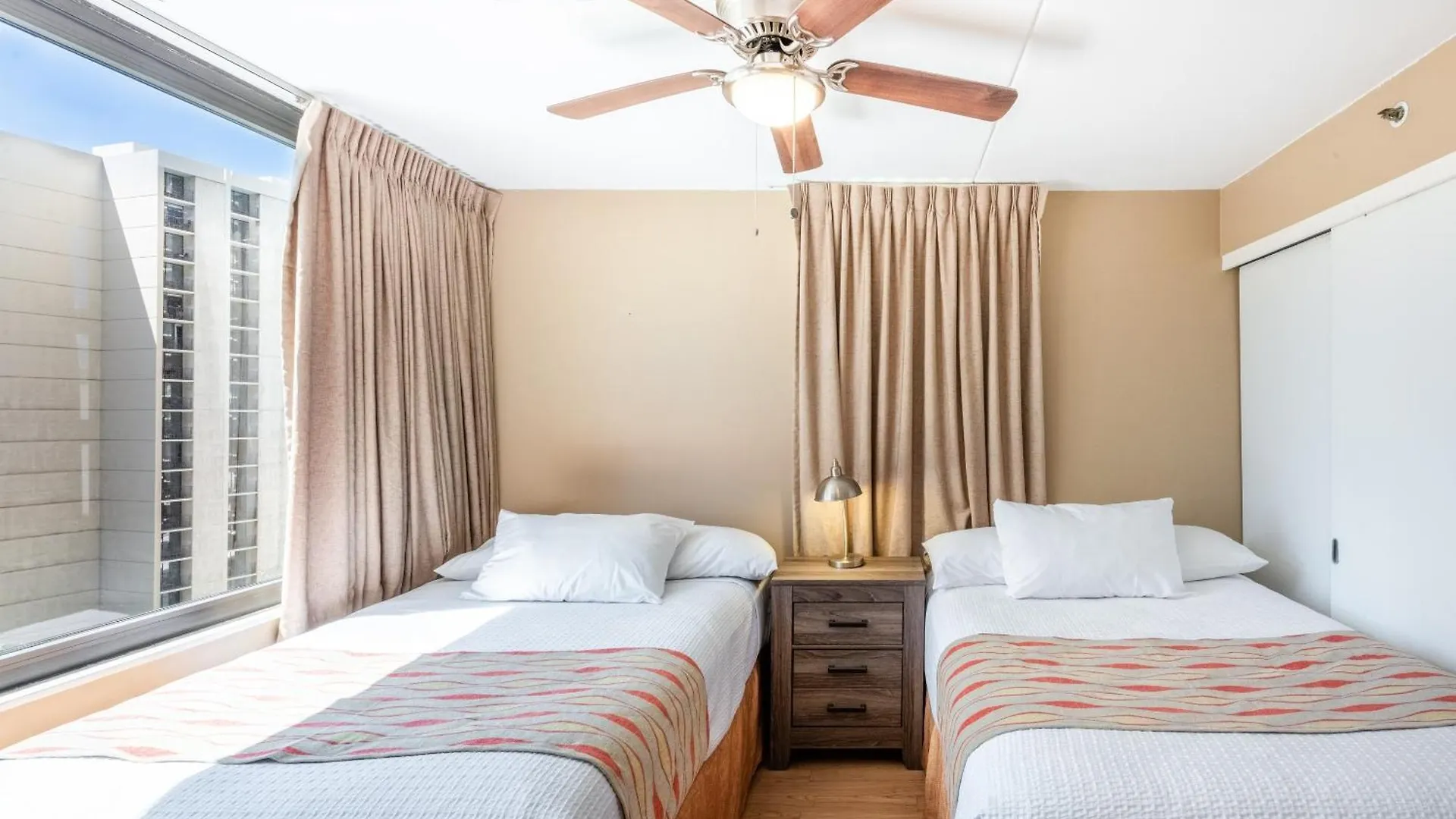 Lägenhet Spacious 14Th Floor Corner Suite, Partial Diamond Head And Ocean Views, Free Parking! Honolulu