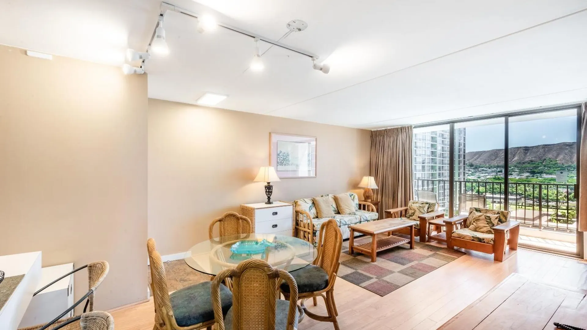 Spacious 14Th Floor Corner Suite, Partial Diamond Head And Ocean Views, Free Parking! Honolulu